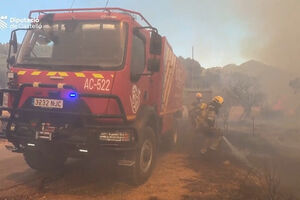 Incêndio florestal na província espanhola de Castellón obriga a retirar 500 moradores de casa