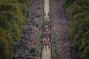 O cortejo fúnebre da Rainha Isabel II a caminho do Castelo de Windsor