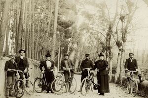 A rainha-mãe  D. Maria Pia  (segunda à dt.ª) num passeio de bicicleta em  Sintra, em 1898