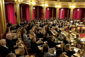 Crianças, idosos, políticos e militares: ninguém quer ficar de fora da “remada viking” que dá força à Noruega no Mundial