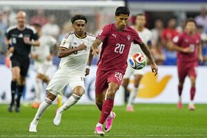 João Cancelo perseguido por Lamine Yamal