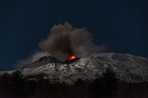 Cinzas do Etna levam ao encerramento de aeroporto na Sicília