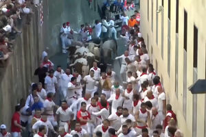 Primeira corrida de touros de San Fermín enche ruas de Pamplona