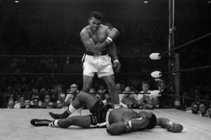 Muhammad Ali numa das suas fotos mais icónicas, em 1965, no combate com Liston
