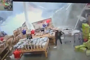 O momento em que teto desaba num supermercado em New Jersey devido à chuva intensa