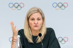 Kirsty Coventry, presidente do COI, defendeu que os atletas devem ter a possibilidade de competir