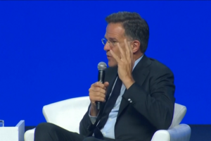 “Não podemos continuar a depender excessivamente dos EUA”: secretário-geral da NATO apela a maior autonomia europeia 