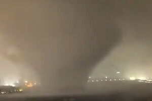 Imagens mostram tornado gigante a atravessar cidade durante fortes tempestades no centro da China