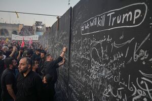 Iraninaos escreveram  #VamosMatarTrump num muro em protesto contra os EUA