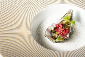 O restaurante Cícero, em Lisboa, tem novos pratos de verão, como esta ostra com kimchi e framboesa