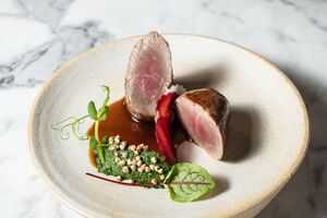 Prato com bife, molho e vegetais