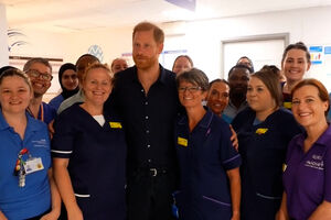 Príncipe Harry visita hospital pediátrico de Birmingham