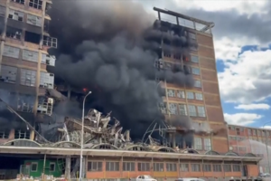O momento em que violento incêndio provoca o colapso parcial de um edifício na República Checa