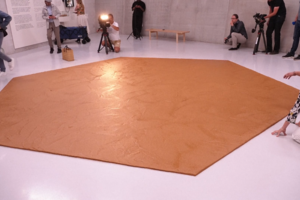 Museu cobre chão com 360 quilos de manteiga de amendoim em homenagem a artista