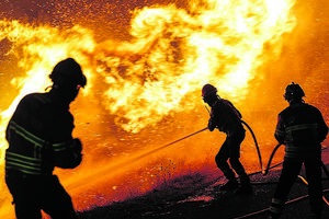Os bombeiros têm sido incansáveis no combate às chamas 
