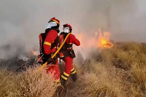 Bombeiros espanhóis continuam combate a incêndio florestal que matou pelo menos 11 pessoas na Andaluzia 