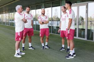 Mourinho à conversa com os seus adjuntos