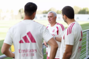 Mourinho à conversa com os seus adjuntos