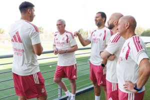José Mourinho à conversa com Khedira e restantes adjuntos