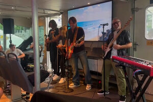 Keith Urban surpreende fãs com concerto a bordo de ferry em Nova Iorque
