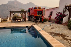 Bombeiros espanhóis abastecem em piscinas durante combate aos fogos na Andaluzia
