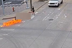 O momento em que homem lança ‘cocktail molotov’ contra outro de cadeira de rodas