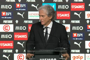 Jorge Jesus diz que se preparou muito para "este dia" e brinca com jornalista: "Vejo-te todos os dias..."