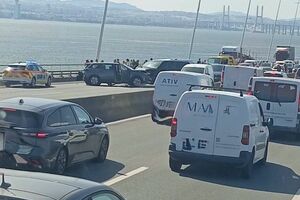 Trânsito na Ponte Vasco da Gama está parado. 