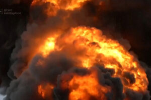 Bombeiros combatem incêndios após novo ataque russo a Kiev