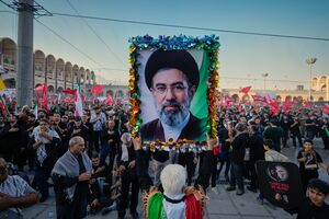 Homem segura foto do novo líder supremo do Irão, Mojtaba Khamenei