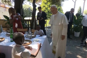 Papa Leão XIV almoça com pessoas carenciadas em Castel Gandolfo