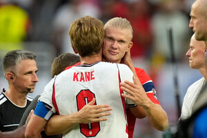 Erling Haaland, da Noruega, e Harry Kane, da Inglaterra, abraçam-se no final da partida 