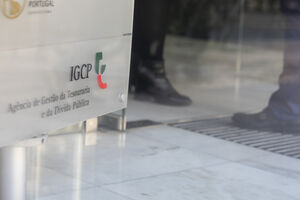 Sinalética colocada junto à fachada da sede do IGCP - Agência de gestão da tesouraria e da dívida pública.