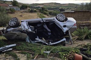 Carro destruído tomba numa zona rural