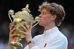 Jannik Sinner é o 10.º tenista a revalidar o título em Wimbledon