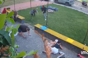 Videovigilância capta ataque russo em zona residencial na Ucrânia