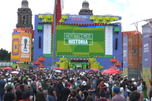 Troca de cromos do Mundial 2026 enche praça principal da capital do México