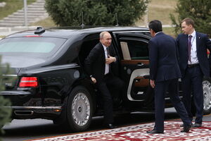 Vladimir Putin viaja numa limusina Aurus Senat, fabricada na Rússia, à prova de balas, explosões e químicos