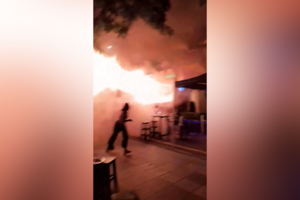 Imagens mostram força das chamas no incêndio que deflagrou em bar de Banguecoque e matou 27 pessoas