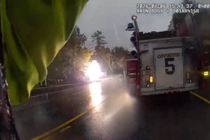 Imagens de ‘bodycam’ registam momento em que carro passa por cima de cabos elétricos caídos e provoca explosão 
