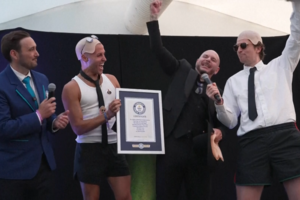 “Carecas, conseguimos”: fãs de Pitbull batem recorde do Guinness de maior concentração de pessoas com perucas carecas