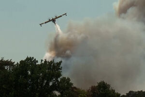Meios aéreos abastecem no rio Sena para combater incêndio em Fontainebleau