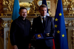 Zelensky distingue Macron com uma das mais altas condecorações da Ucrânia
