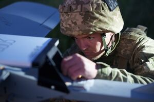 Militar ucraniano prepara drone