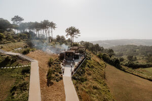 Pessoas num terraço com vista para uma paisagem rural