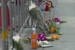 Flores, velas e mensagens colocadas junto a bar em Banguecoque onde morreram 30 pessoas