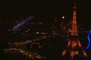 Espetáculo de drones e fogo de artifício ilumina a Torre Eiffel na véspera do Dia da Bastilha