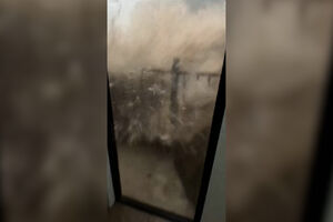 Imagens impressionantes mostram força do tufão Bavi visto do interior de apartamento na China