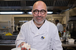 Miguel Pinto Luz num copo de fruta com merengue na cozinha