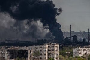 Fumo negro sobre edifícios em Mariupol, Ucrânia